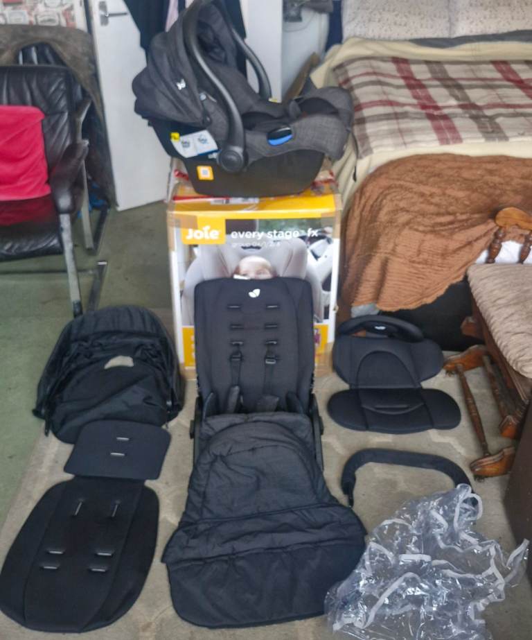 BRAND NEW Joie Bundle with original box. Every Stage FX & i-Snug Carrier (NEVER USED)