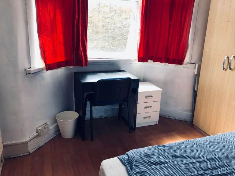single & double rooms let @ E13 9DA Green street zone 3 near tube all bills inclusive available now 
