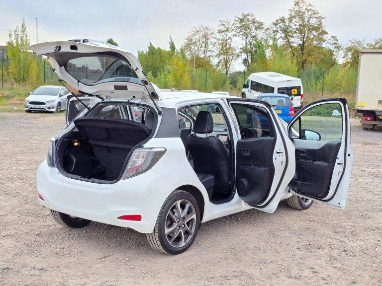 2014 Toyota Yaris 1.5 VVT-h Trend Hatchback 5dr Petrol Hybrid CVT Euro 5 (101 ps) Hatchback Hybri...