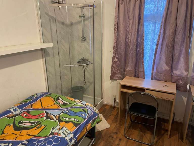 this is small room for singlr person cheap rent