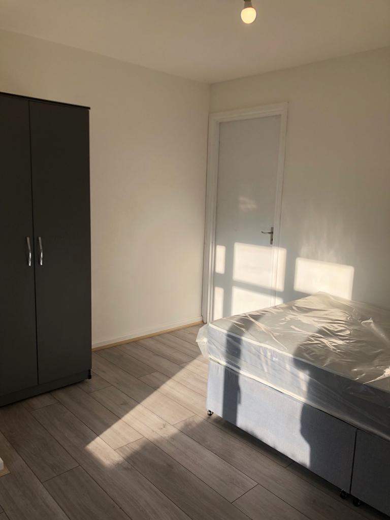 Room to Let in A nice Clean House - SS14 1QA, Basildon.