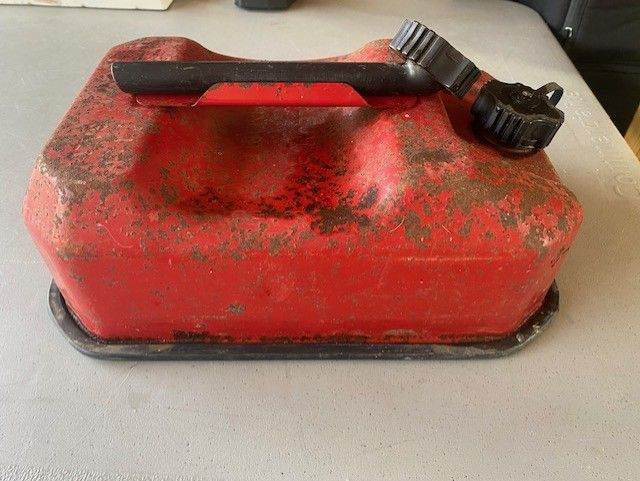 PETROL/FUEL CAN ( EMPTY ) - CLASSIC METAL CAN - RED - USED CONDITION - ONLY £15