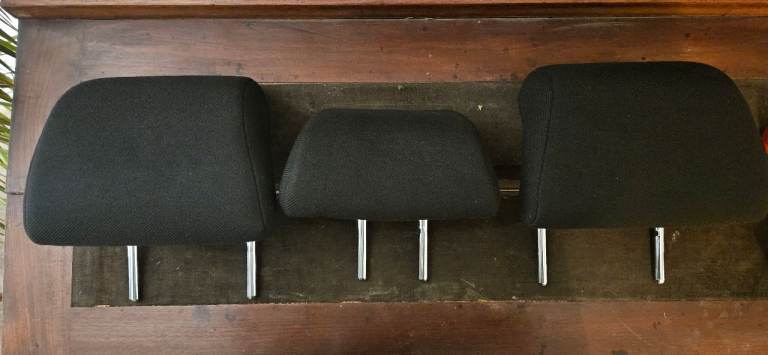 Citreon c3 Back seat headrests