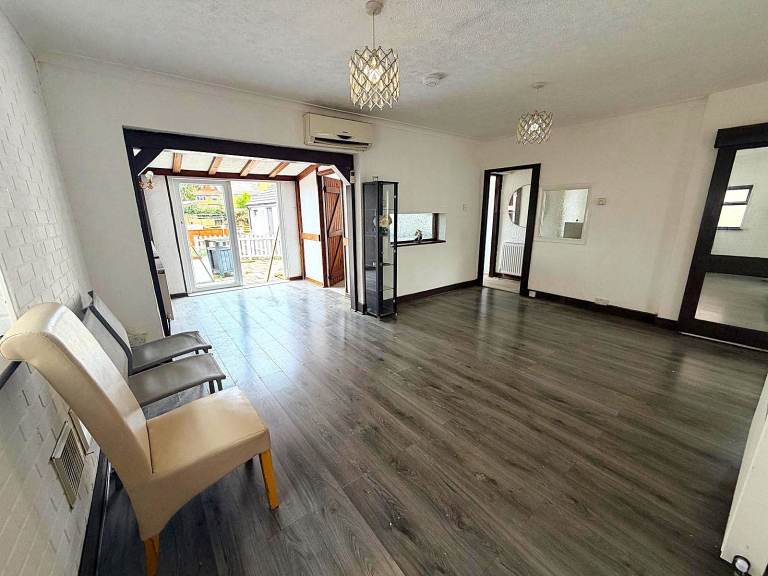 Good condition spacious 3 bedrooms Detached Bungalow near Rainham Station