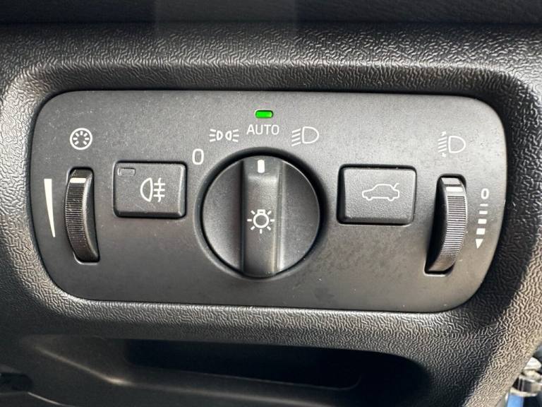 2016 Volvo V40 2.0 D2 R-Design Nav Hatchback 5dr Diesel Manual Euro 6 (s/s) (120 ps) Hatchback Di...