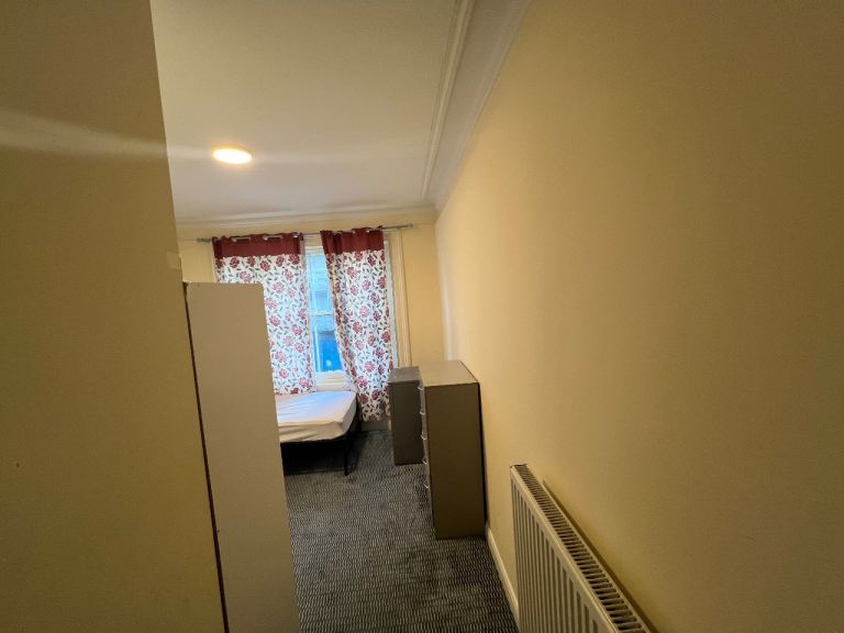 ROOM To let in suite