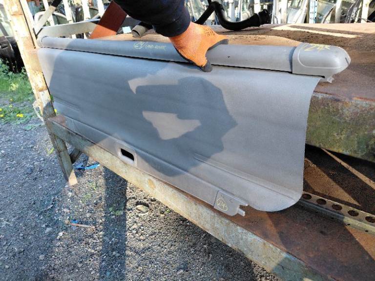 LAND ROVER	1998-2006		SLIDING  PARCEL SHELF