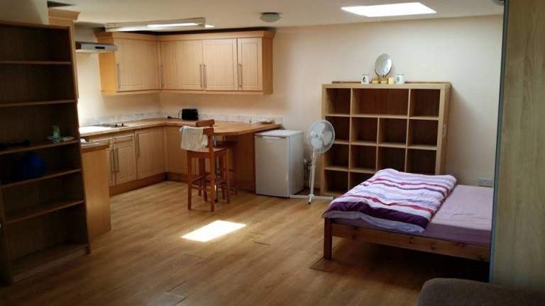 Studio Flat, Hickman Road, RM6 6 min walk to Chadwell Heath Station 
