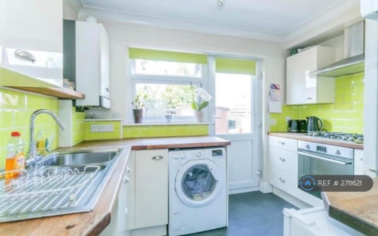 2 bedroom flat in Cumberland Avenue, Maidstone, ME15 (2 bed) (#2711621)