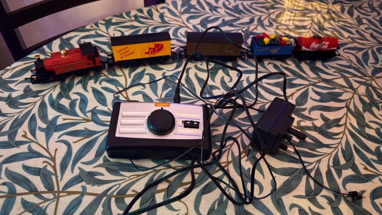 Hornby Christmas train set – 1x engine, 4x carriages, 1x signal box 