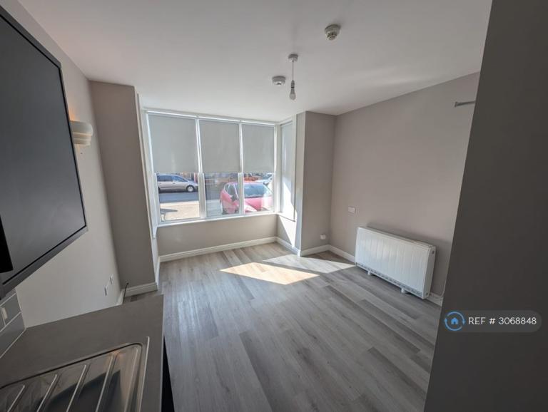 2 bedroom flat in Undercliff Road West, Felixstowe, IP11 (2 bed) (#3068848)