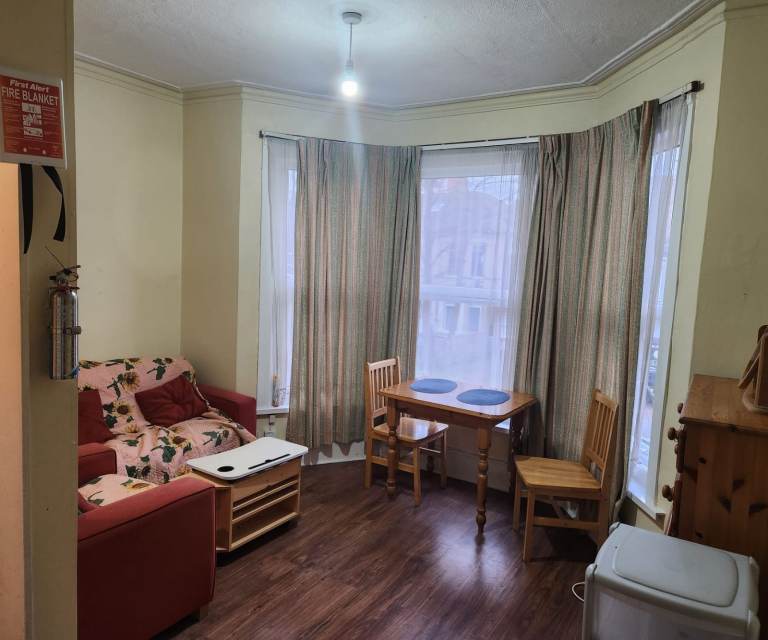 1 Bedroom First Floor Flat to Let near Ilford Station IG1 3BB