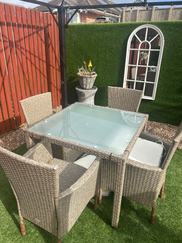 PENDING COLLECTION ***Garden table & 4 chairs