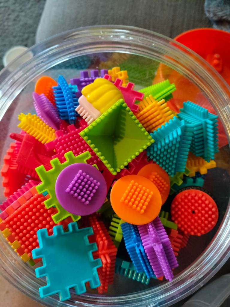 Free large Tub of Bristle Building Blocks – Multicoloured