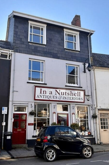 Spacious 2 bed top floor flat