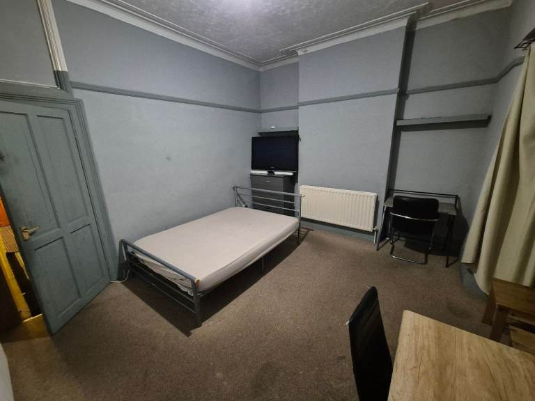 King size room in SOUTHEND-ON-SEA  £800 including all bills 