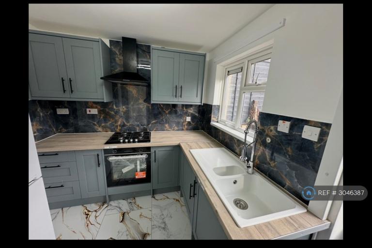 4 bedroom house in Honeybrook Close, Chippenham, SN14 (4 bed) (#3046387)
