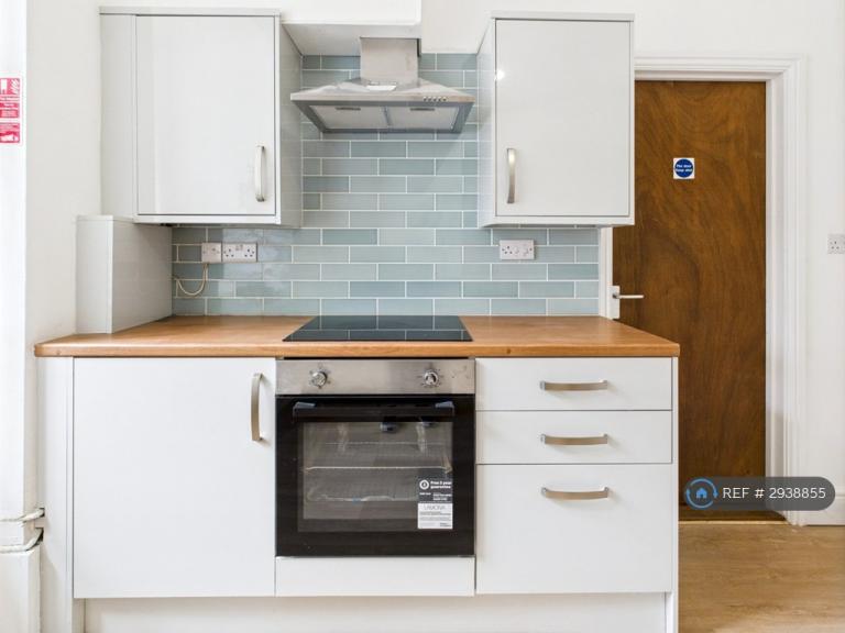 2 bedroom flat in The Promenade, Swansea, SA1 (2 bed) (#2938855)