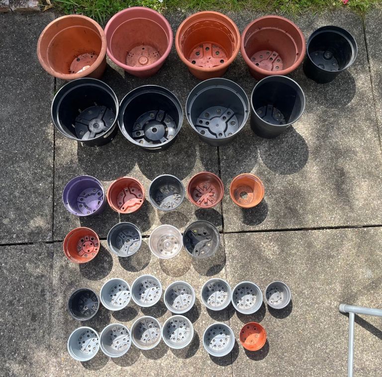 31 Gardening pots 24cm 13cm and 10cm diameter 