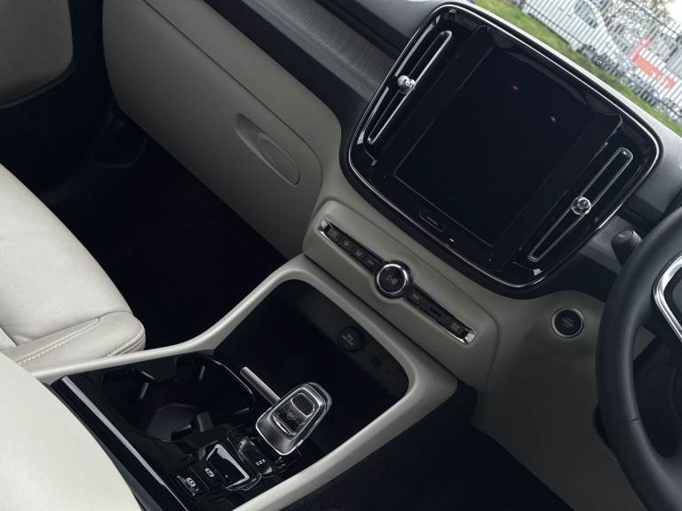 2022 Volvo XC40 2.0 B4P Inscription 5dr AWD Auto [7 speed] ESTATE PETROL Automatic