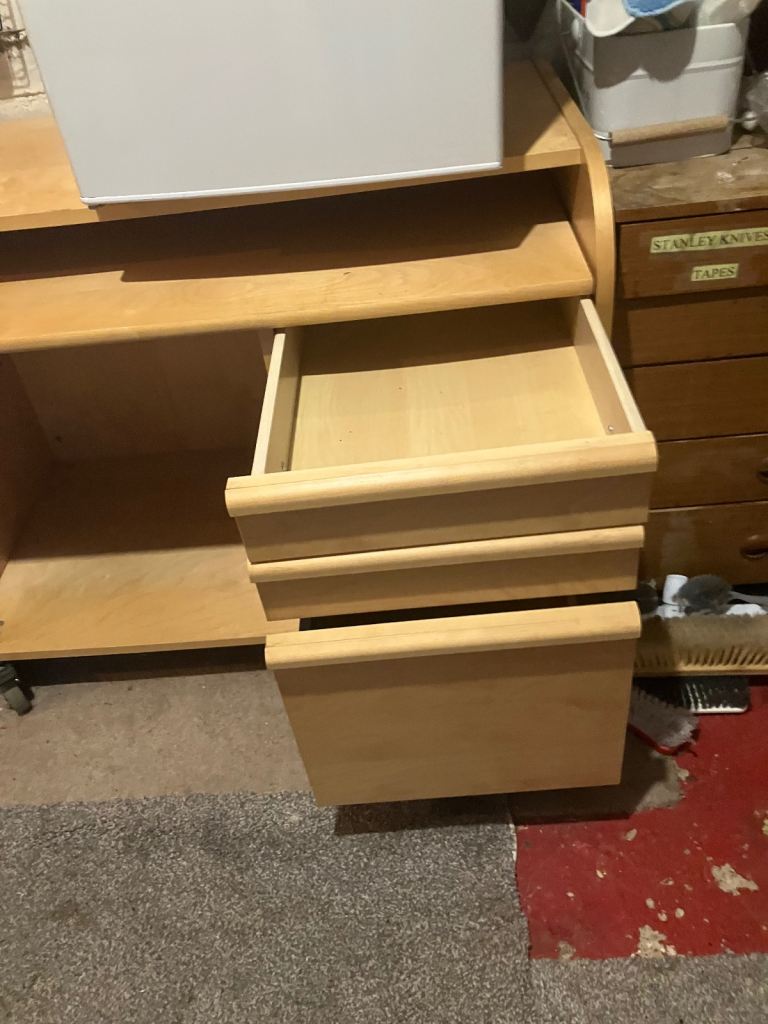 Quality desk on casters 