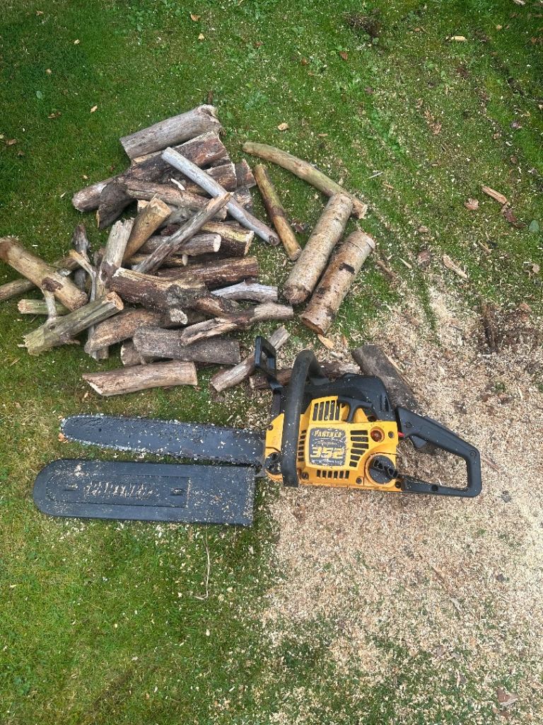 Partner 352 petrol chainsaw runs like new.  35.2cc engine garden diy tools 