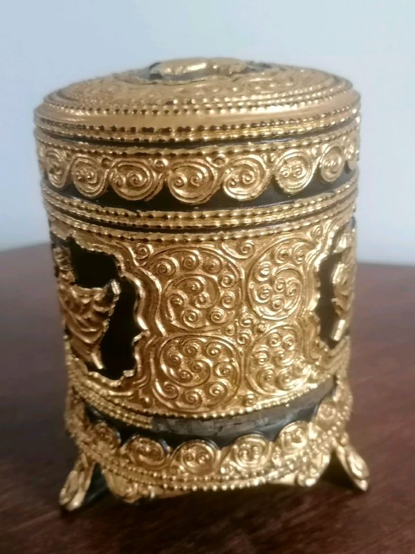 4,5inch Chinese lacquer Tobacco box with pure gold colour decorations.