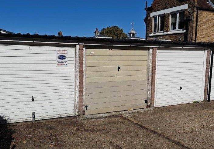 Garage/Parking/Storage to rent: Park Lodge Pitshanger Lane Ealing W5 1RW