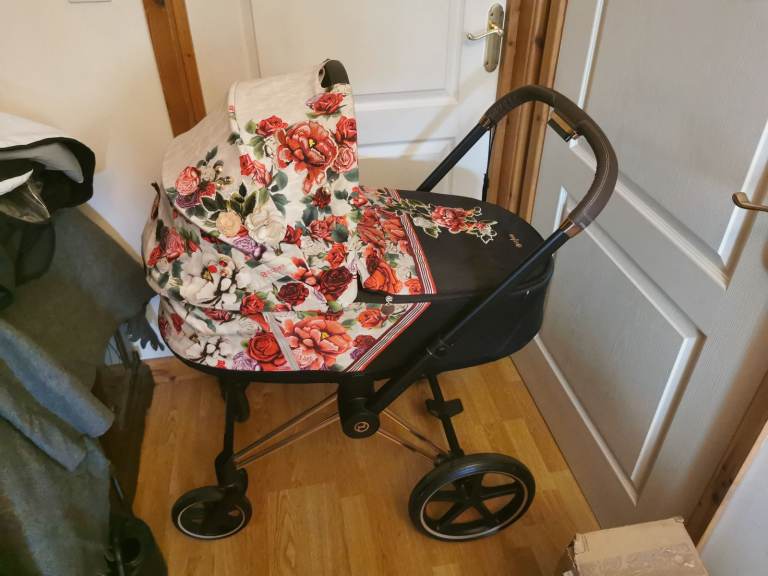 Cybex Platinum Priam Pram Frame with 2x Lux Carry Cots