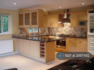 2 bedroom flat in Kings Court, Huddersfield, HD1 (2 bed) (#2987492)