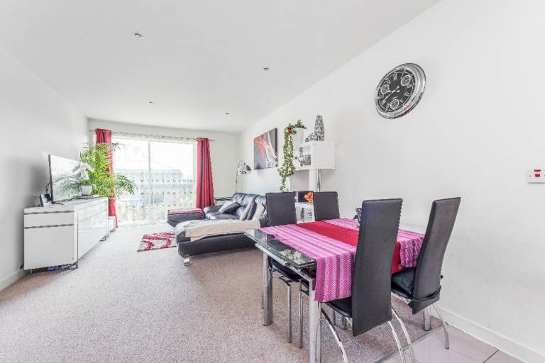 Double bedrooms in 2-Bed immaculate flat in Isleworth