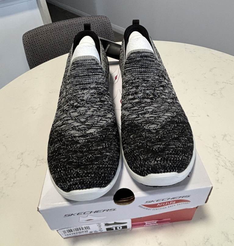 Skechers womens Archfit Refine BRAND NEW - Bella Gal - black grey, machine washable, size 7