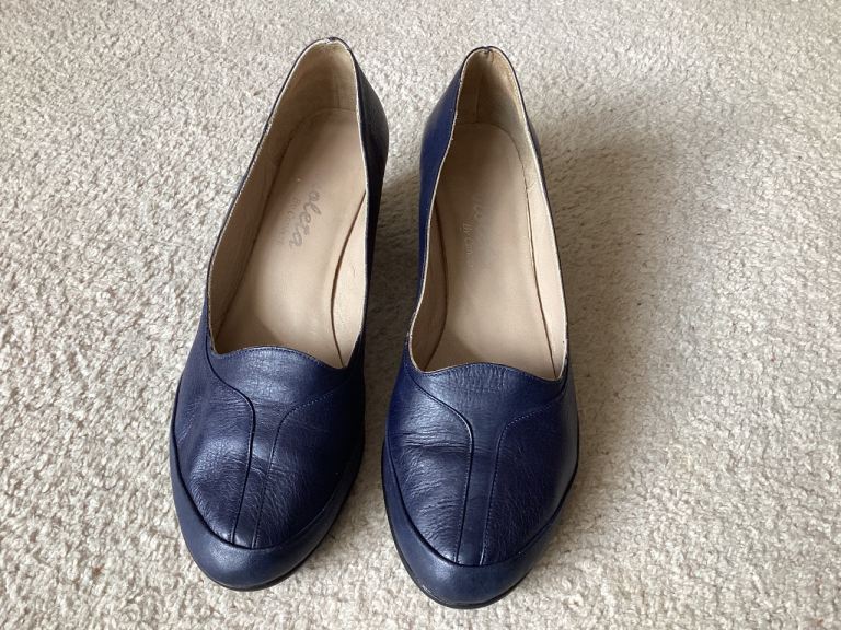 Violeta Navy Blue Leather Block Heel Shoes – Good Condition