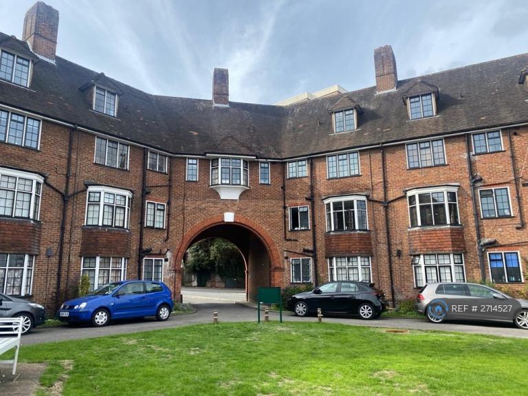 1 bedroom flat in Portsmouth Road, Guildford, GU2 (1 bed) (#2714527)