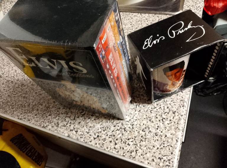 New sesjed Elvis dvd boxset and sealed mug boxed