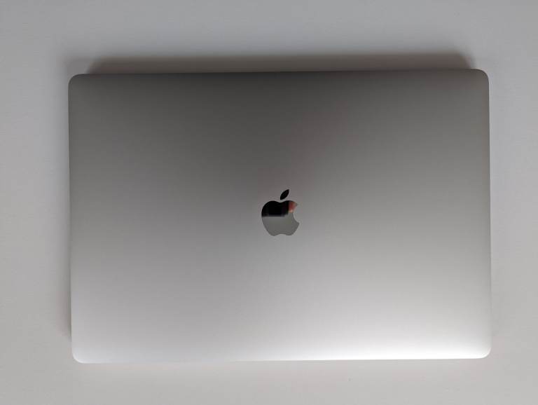 MacBook Pro 15” 2017 i7 16GB RAM 512GB SSD Radeon 560 Touch Bar