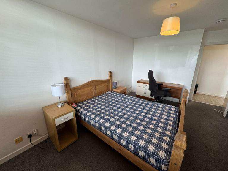 Big sunny double bedroom in super central location