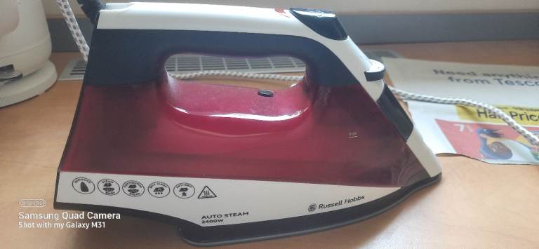 Russell Hobbs Auto Steam Iron 2400W - White/Red