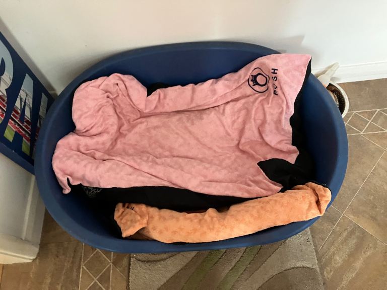 Large sturdy dog bed blue, with Bedding, bowls and brushes