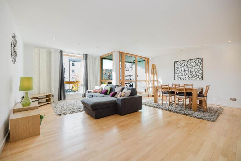 Impressive, 2 bedroom, 2 bathroom, 1st floor flat near Fountainbridge – available NOW