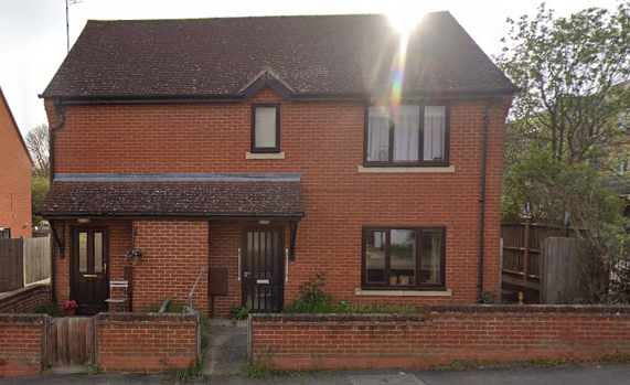 2 bed maisonette ground floor with own entrance 