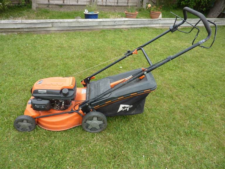 P1 (Hyundai) self-propelled petrol lawn mower. 18" cutting width.