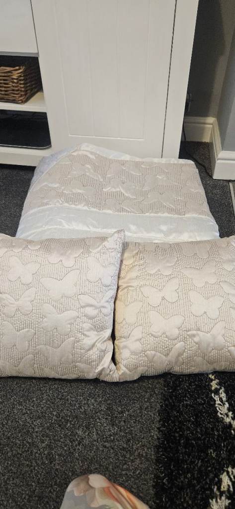 Large bed spread with w cushions 