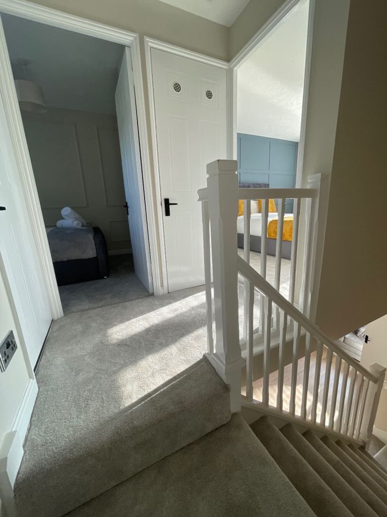 STUNNING FULLY FURNISHED 3 BED + FREE PARKING (Contractors & Professionals) - All Bills Included 