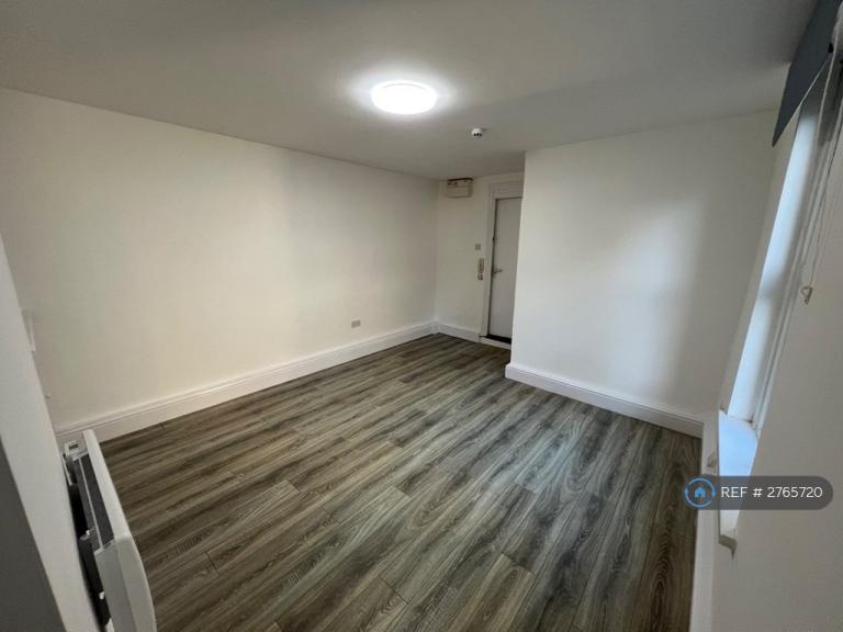 1 bedroom flat in Oakfield Street, Cardiff, CF24 (1 bed) (#2765720)