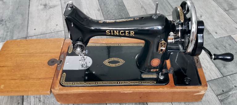 Vintage Singer 99K Sewing Machine – Made in Scotland – Hand Crank – Accessories & Wooden Case
