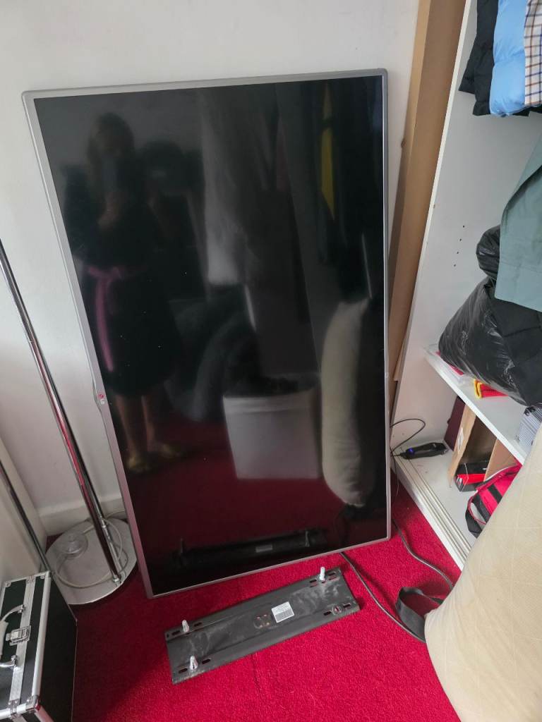 Large smart Flat Screen TV - Good Condition
