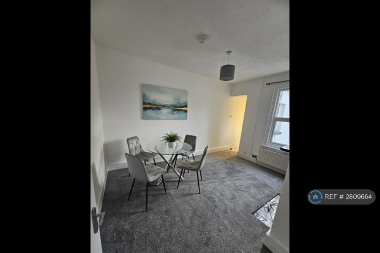 2 bedroom flat in Leavesden Road, Watford, WD24 (2 bed) (#2809664)