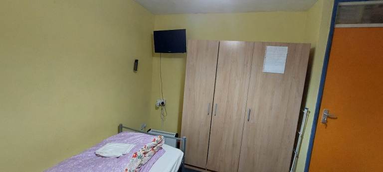 A half en-suit single room available in Basildon with fast internet