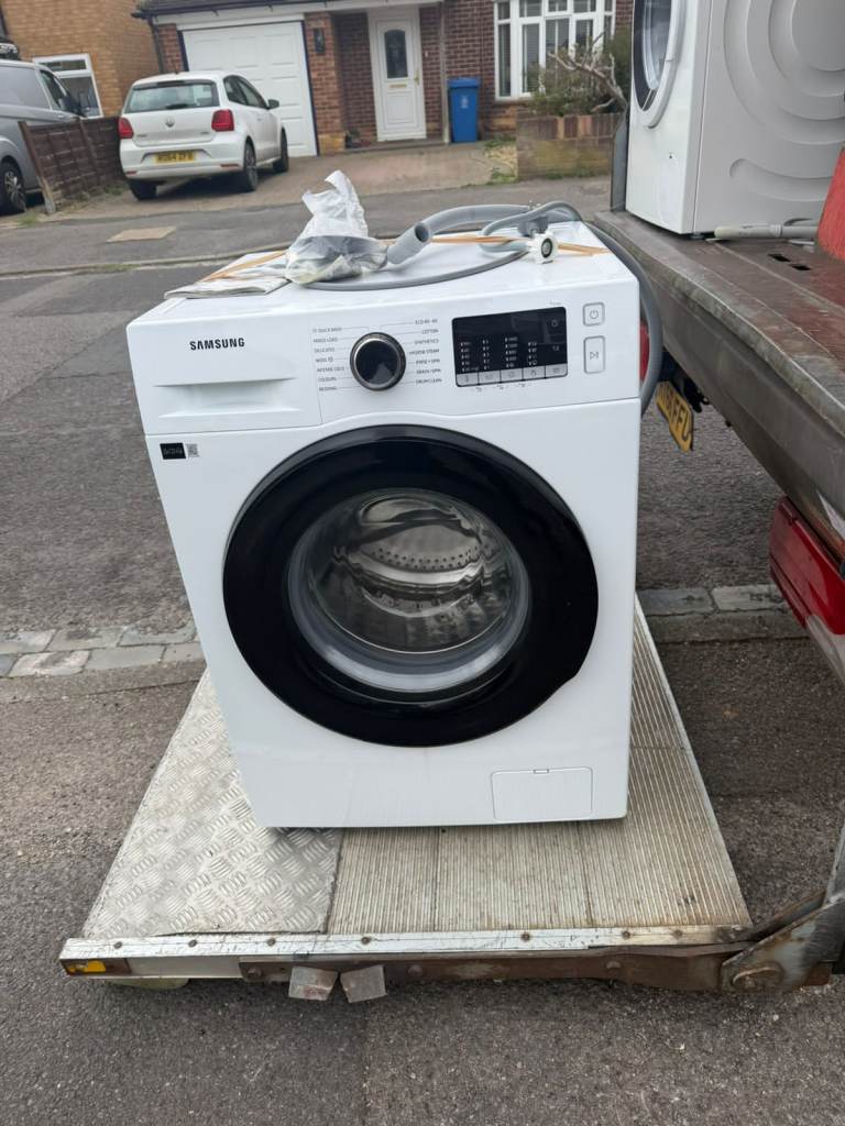 Sumsung washing machine is available for sale. 